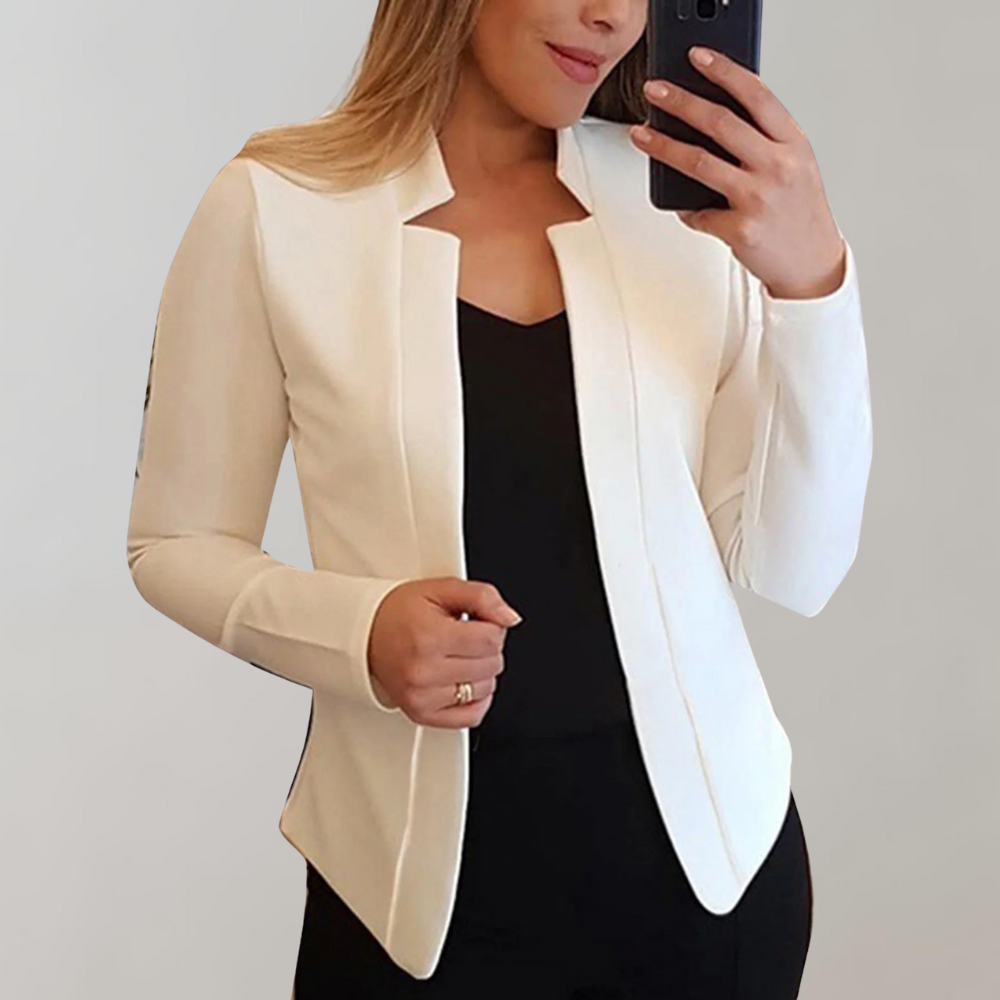 White tailored blazer with notched lapels and long sleeves