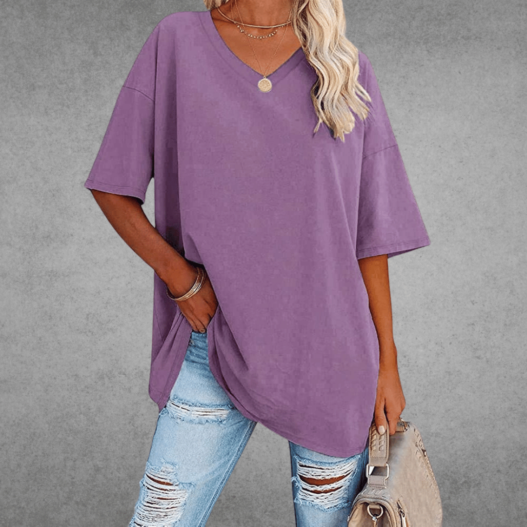 Women’s oversized V-neck T-shirt in purple with short sleeves and relaxed fit