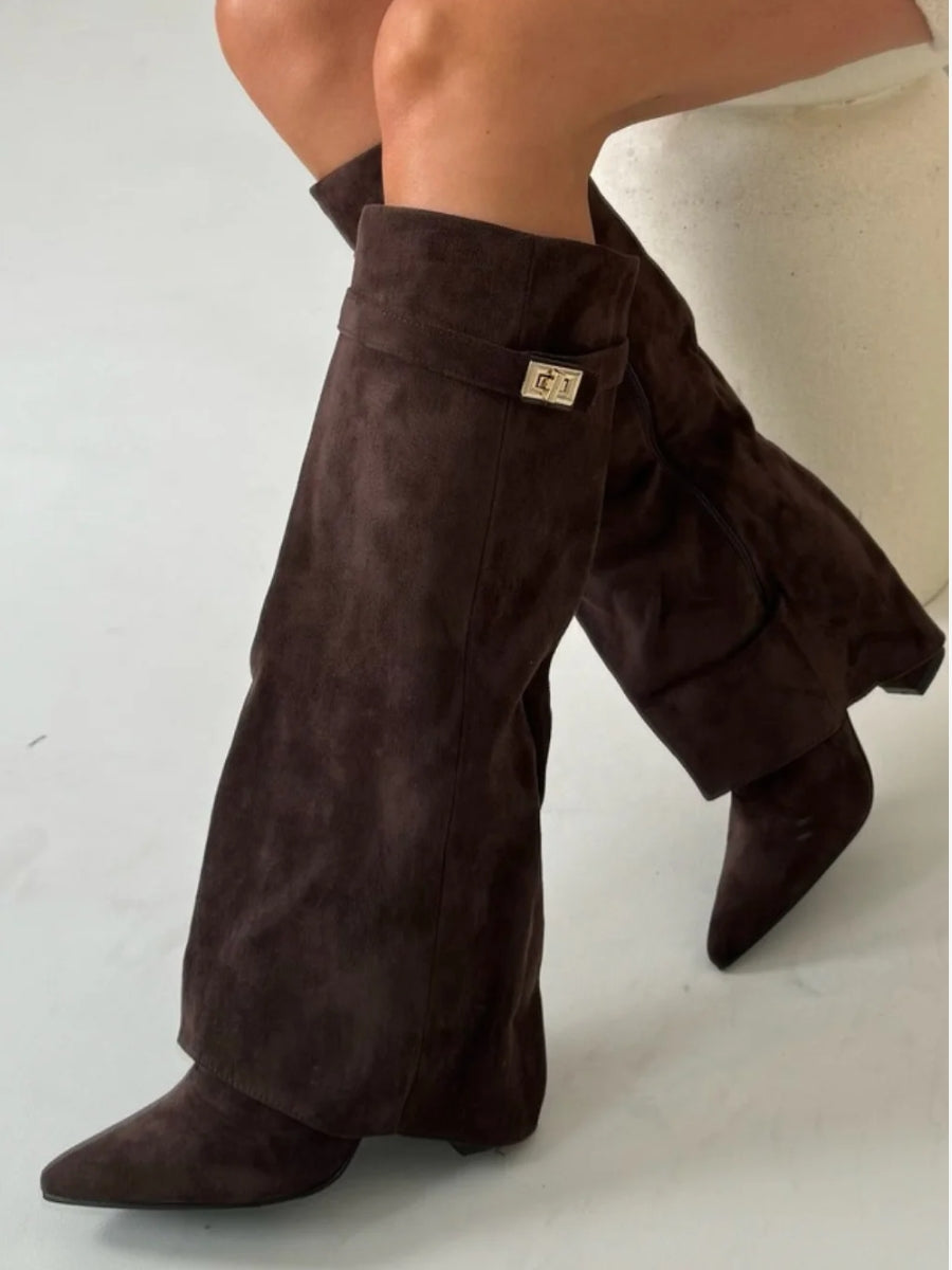 Knee-high flared shark boots in dark suede, pointed toe, block heel with ankle panel