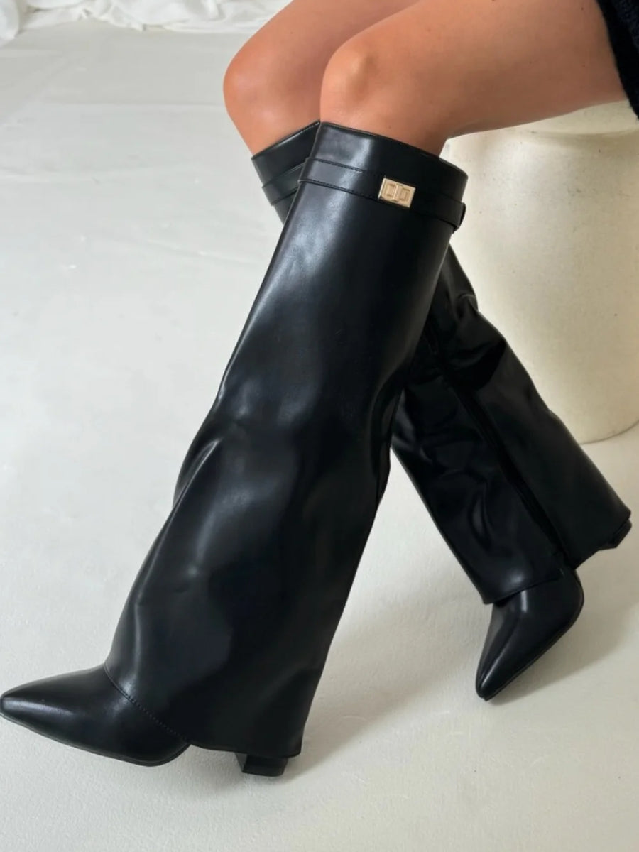 Knee-high flared shark boots in black leather, pointed toe, block heel, small logo tab