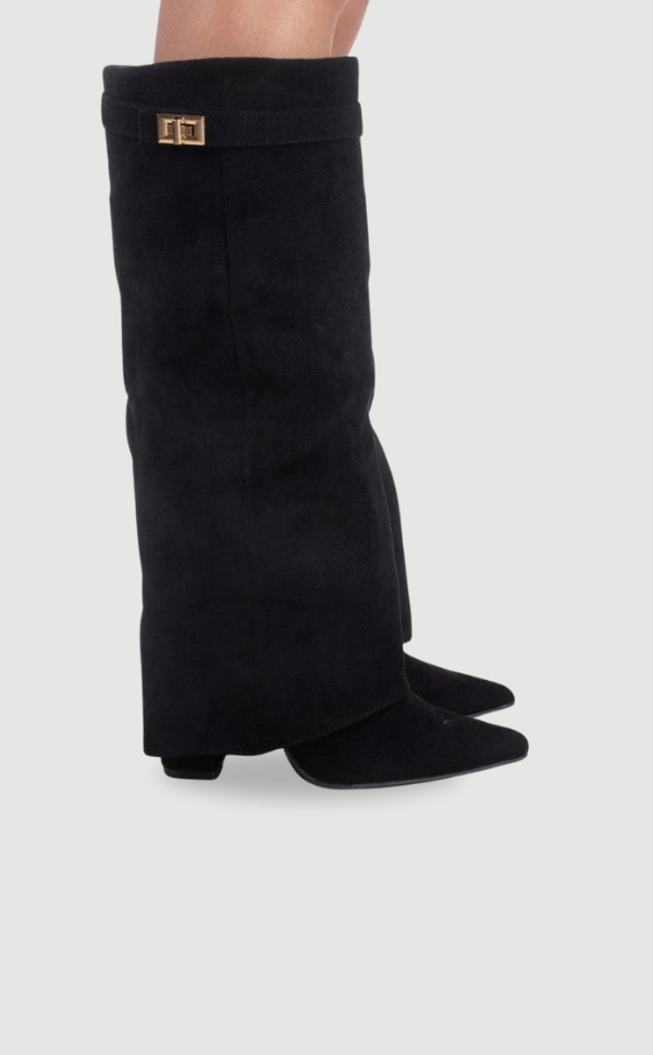Knee-high flared shark boots in black suede with pointed toe and block heel, buckle