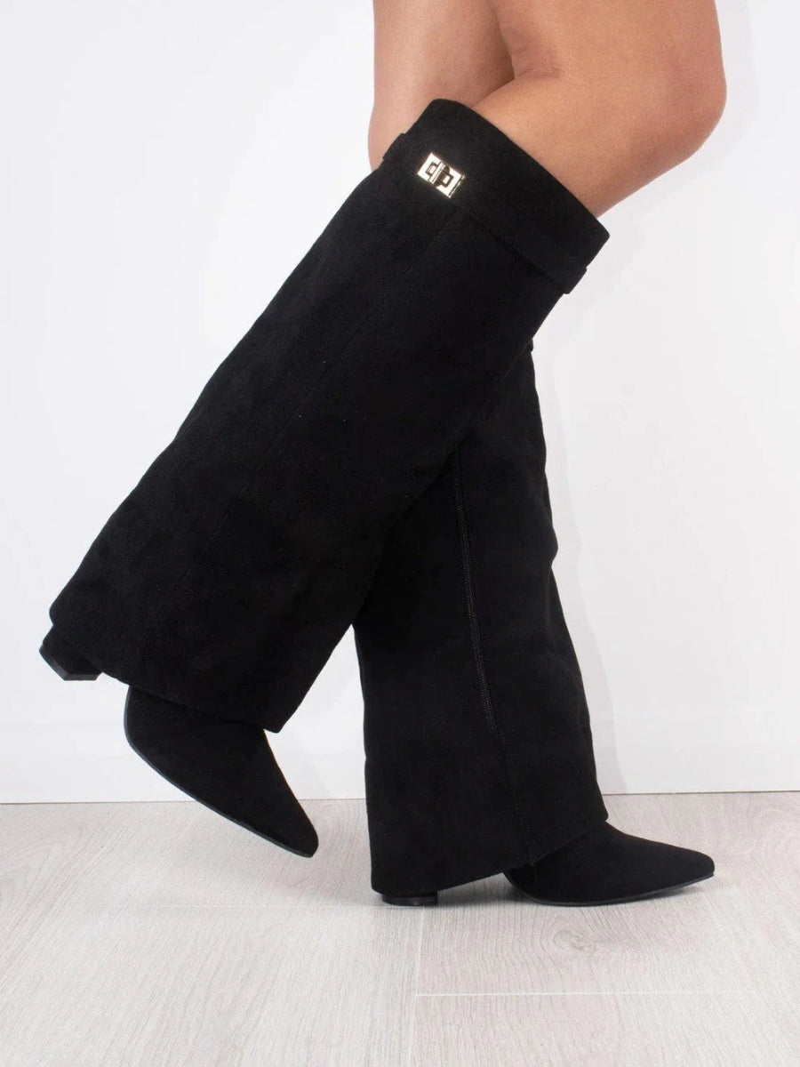 Knee-high flared shark boots in black suede, pointed toe, block heel, buckle strap