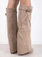 Knee-high flared shark boots in beige suede, pointed toe, block heel, buckle strap