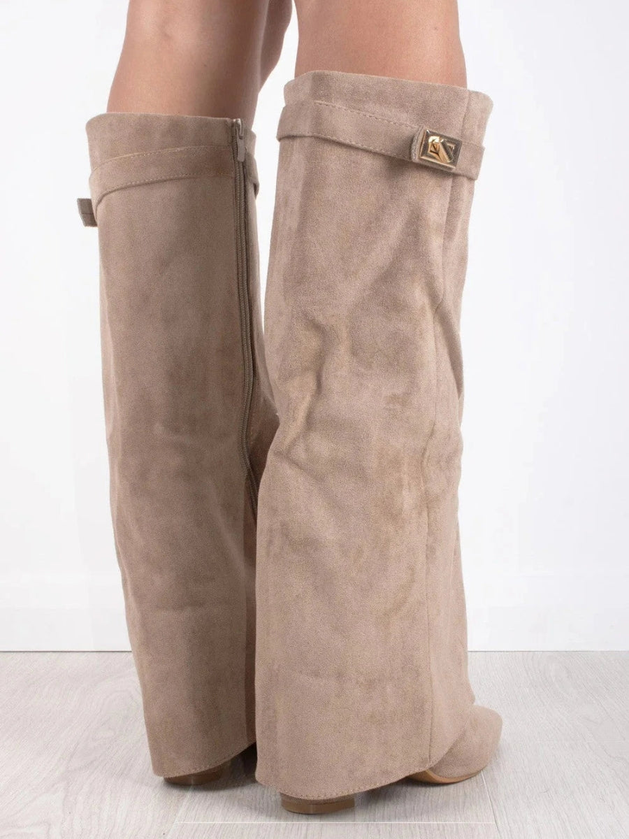 Knee-high flared shark boots in beige suede, pointed toe, block heel, buckle strap