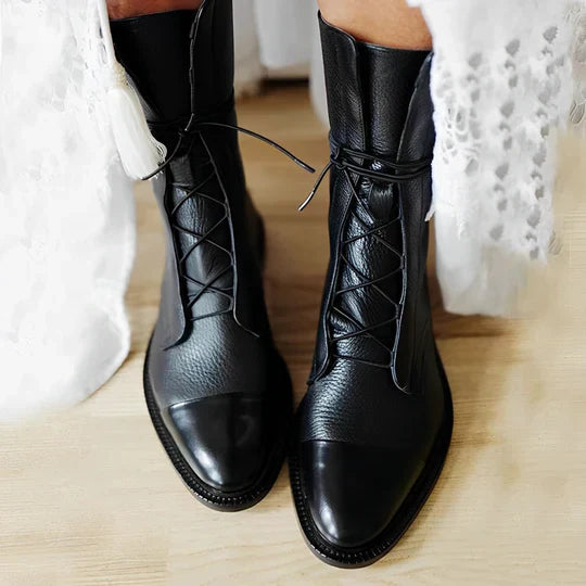 Women’s calf lace-up boots in black leather with crisscross laces and chunky sole