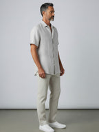Men's linen shirt in light gray, short-sleeve button-up with side profile