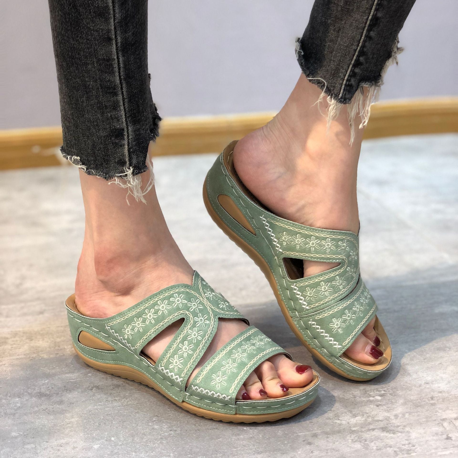 Women's cutout wedge sandals, green with embroidered strap details and cushioned footbed