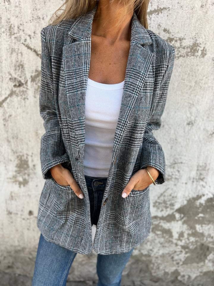Checked blazer coat with notch lapels and long sleeves, black-gray plaid, open front
