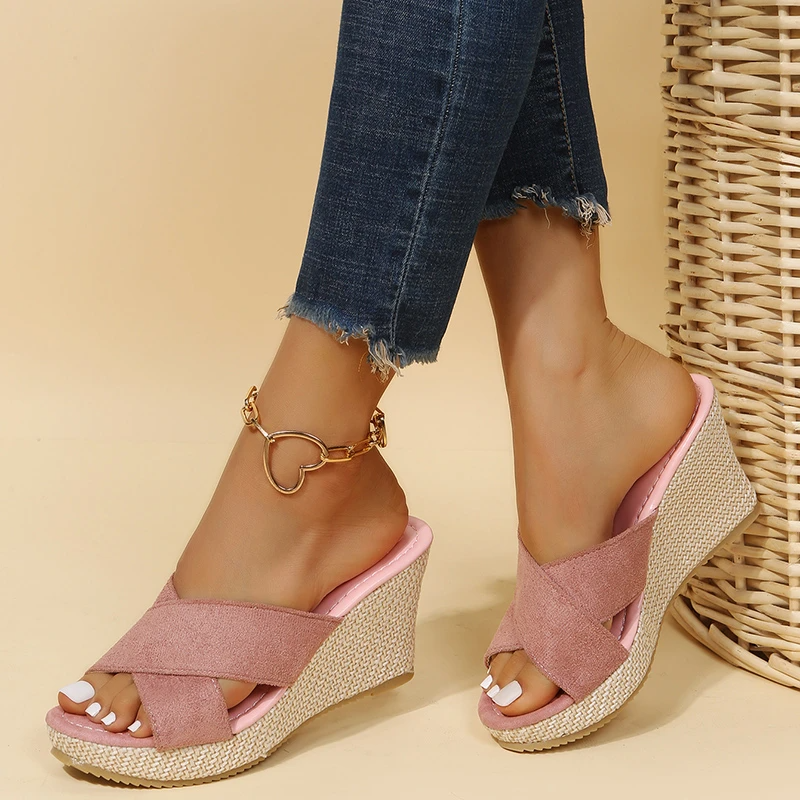 Women's wedge sandal in dusty pink with cross strap and gold ring buckle
