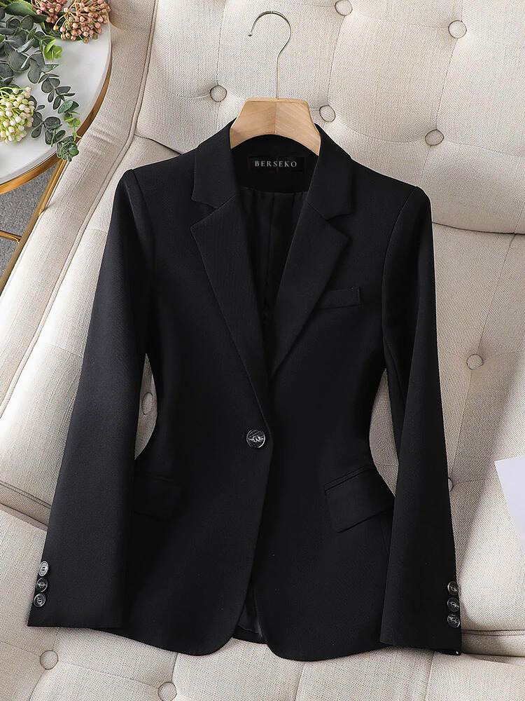 Black tailored single-breasted blazer with notch lapels and flap pockets