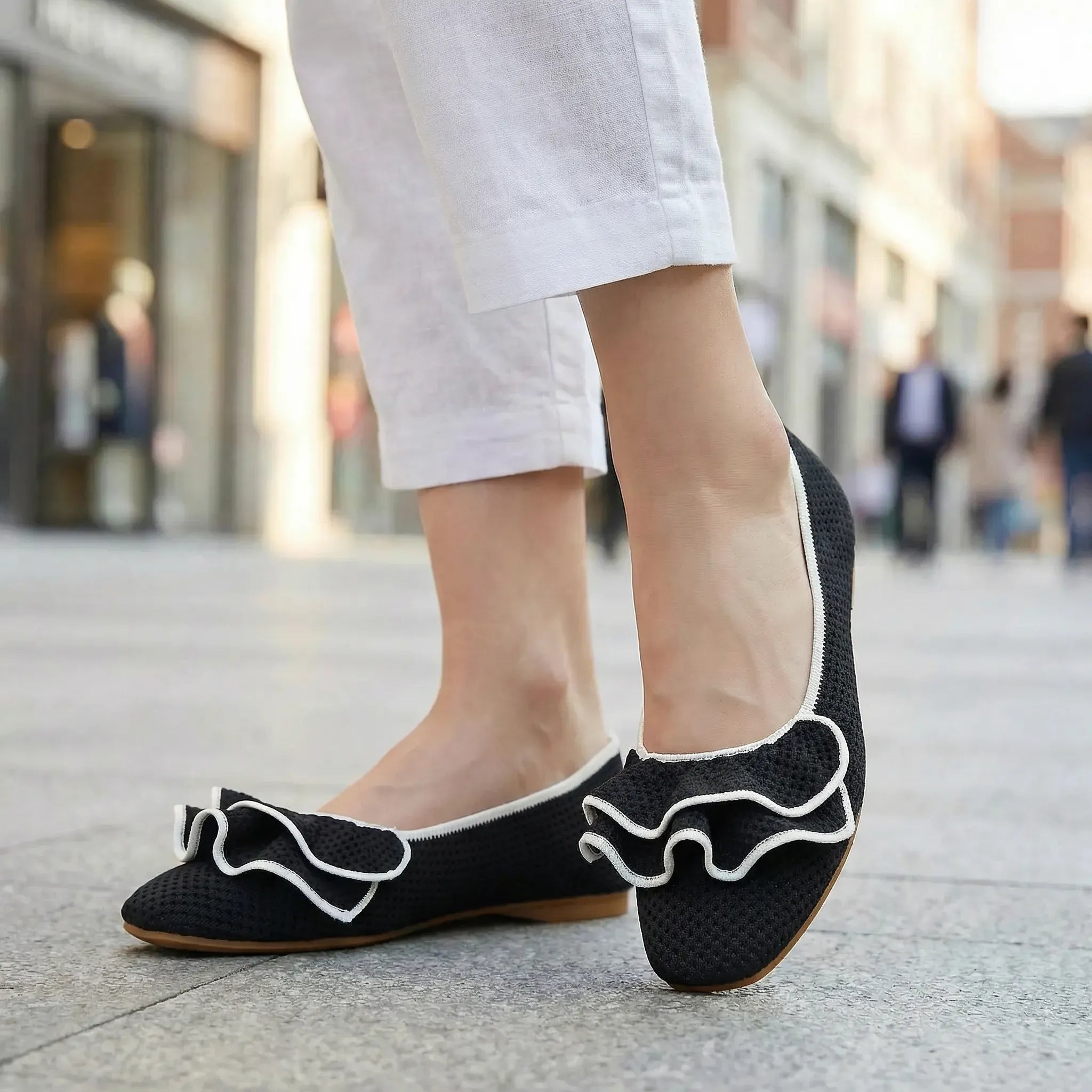 Women’s wide-fit slip-on knit shoes, black with white edge trim and wavy collar